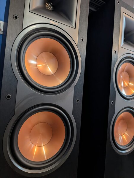 Sistem stereo format din HK3770 si R28-F