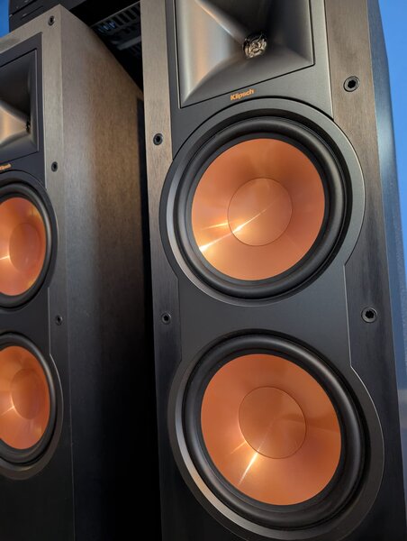Sistem stereo format din HK3770 si R28-F